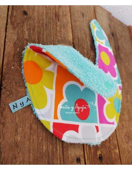 Babero cuadros flores